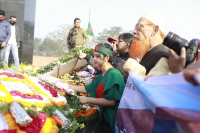 শহীদ বুদ্ধিজীবী দিবস উপলক্ষে ফুলেল শ্রদ্ধা জানান সাধারণ মানুষ