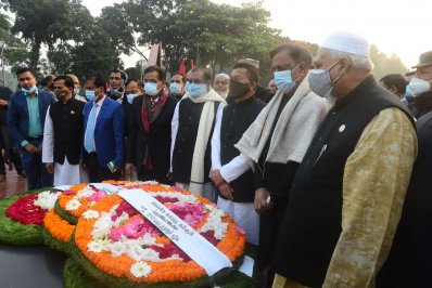 শ্রদ্ধা জানাচ্ছেন আওয়ামী লীগের নেতারা