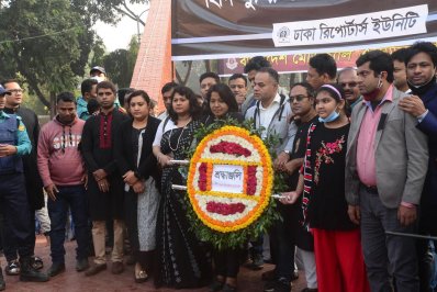 ফুলেল শ্রদ্ধায় জাতির শ্রেষ্ঠ সন্তানদের স্মরণ (ফটো স্টোরি)