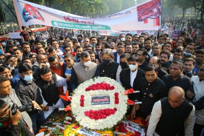 ফুলেল শ্রদ্ধায় জাতির শ্রেষ্ঠ সন্তানদের স্মরণ (ফটো স্টোরি)