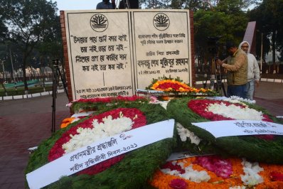 ফুলেল শ্রদ্ধায় জাতির শ্রেষ্ঠ সন্তানদের স্মরণ (ফটো স্টোরি)