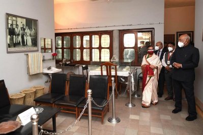 বঙ্গবন্ধু শেখ মুজিবুর রহমান স্মৃতি জাদুঘর পরিদর্শন করেছেন ভারতের রাষ্ট্রপতি রামনাথ কোবিন্দ