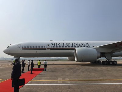 ভারতের রাষ্ট্রপতি রামনাথ কোবিন্দকে বহনকারী এয়ার ইন্ডিয়া ওয়ান উড়োজাহাজটি হযরত শাহজালাল আন্তর্জাতিক বিমানবন্দরে (ছবি: টুইটার)
