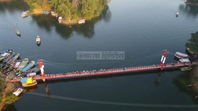 পর্যটকদের জন্য প্রস্তুত রয়েছে বোট