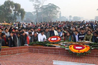 স্মৃতিসৌধে সর্বস্তরের মানুষের ঢল (ফটোস্টোরি)