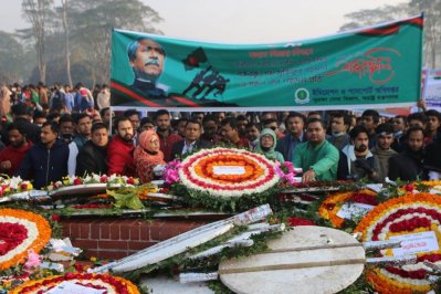স্মৃতিসৌধে সর্বস্তরের মানুষের ঢল (ফটোস্টোরি)