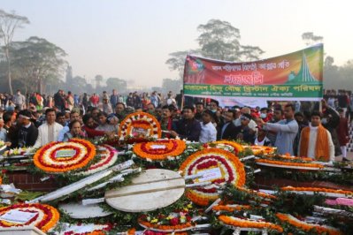 স্মৃতিসৌধে সর্বস্তরের মানুষের ঢল (ফটোস্টোরি)