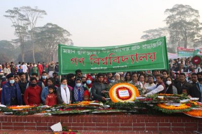 স্মৃতিসৌধে সর্বস্তরের মানুষের ঢল (ফটোস্টোরি)