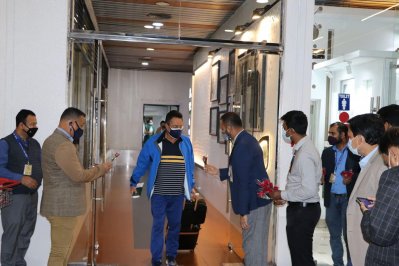 বিদেশ থেকে আসা প্রবাসী কর্মীসহ যাত্রীদের ফুল দিয়ে শুভেচ্ছা জানিয়েছে শাহজালাল আন্তর্জাতিক বিমানবন্দর কর্তৃপক্ষ