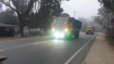 দিনের বেলা হেডলাইট জ্বালিয়ে চলছে যানবাহন