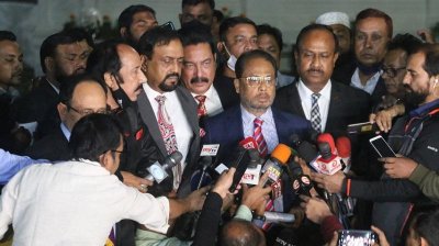 গণমাধ্যমের সঙ্গে কথা বলছেন জিএম কাদের