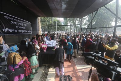 শহীদ মিনারে মুশতারী শফীকে ফুলেল শ্রদ্ধা