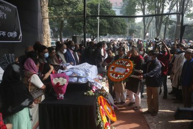 শহীদ মিনারে মুশতারী শফীকে ফুলেল শ্রদ্ধা