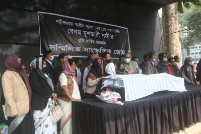 শহীদ মিনারে মুশতারী শফীকে ফুলেল শ্রদ্ধা