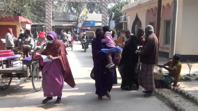 শিশুসন্তান নিয়ে হাসপাতালে যাচ্ছেন অভিভাবকরা: ছবি বাংলা ট্রিবিউন