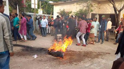 বিএনপি নেতাকর্মীরা ব্যাপক ভাঙচুর ও অগ্নিসংযোগ করেন