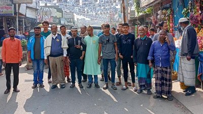মামুনের মাথায় আনারস, দেখতে মানুষের ভিড়