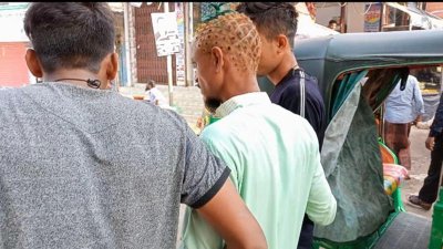 মামুনের মাথায় আনারস, দেখতে মানুষের ভিড়