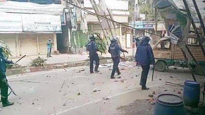 পরিস্থিতি নিয়ন্ত্রণে পুলিশ কয়েক রাউন্ড রাবার বুলেট নিক্ষেপ করে