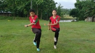 অনুশীলন করছেন যমজ বোন আনাই মোগিনি ও আনুচিং মোগিনি।