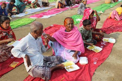 মুদি দোকানি খাওয়ালেন পাঁচ শতাধিক দরিদ্রকে