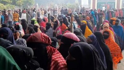 ভোটকেন্দ্রে নারী উপস্থিতি চোখে পড়ার মতো