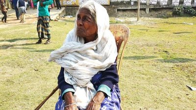 ভোট দেওয়ার পর কেন্দ্রের বাইরে বসেছিলেন রারেয়া বেগম
