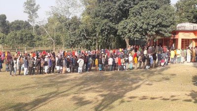 কেন্দ্রে কেন্দ্রে দীর্ঘ লাইন