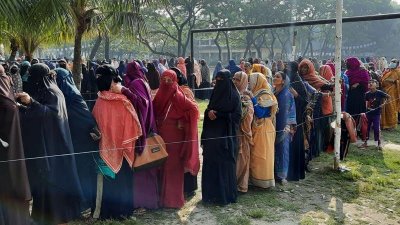 ভোটকেন্দ্রে নারী উপস্থিতি বেশি