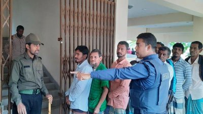 সাধারণ কেন্দ্রে পাঁচ জন করে পুলিশ সদস্য দায়িত্ব পালন করছেন