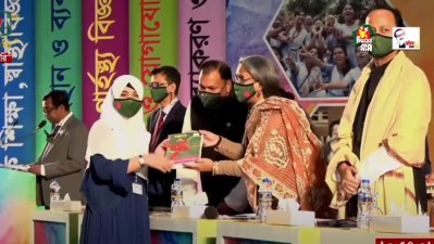 শিক্ষার্থীর হাতে বই তুলে দেওয়া হচ্ছে