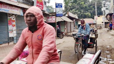 হিলিতে গুঁড়িগুঁড়ি বৃষ্টি ও হিমেল বাতাস শীতের মাত্রা বাড়িয়ে দিয়েছে