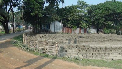 বাড়িঘর ঘেঁষে গড়ে উঠেছে অবৈধ ইটভাটা
