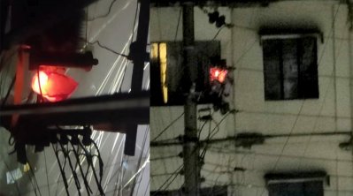 বিদ্যুতের খুঁটিতে আটকে যাওয়া ফানুস