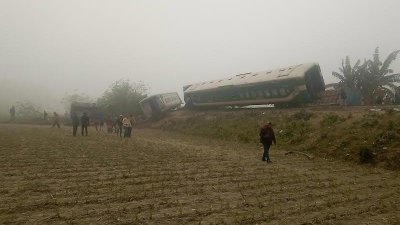 ইঞ্জিনসহ উল্টে গেছে ট্রেনের ৪ বগি