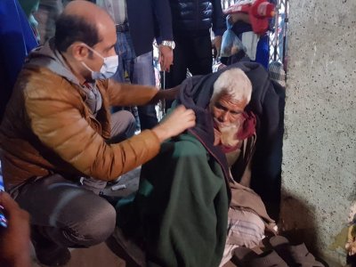 গভীর রাতে শীতার্তের গায়ে কম্বল জড়িয়ে দিলেন মেয়র আতিক