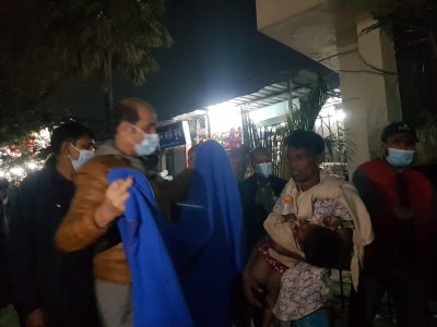 গভীর রাতে শীতার্তের গায়ে কম্বল জড়িয়ে দিলেন মেয়র আতিক