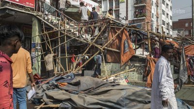 টাউন হল এলাকায় ডিএনসিসির উচ্ছেদ অভিযান