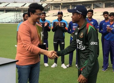 ভারতীয় ক্রিকেট বোর্ডের সভাপতি সৌরভ গাঙ্গুলির সঙ্গে রাকিবুল হাসান
