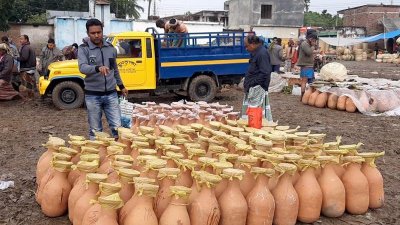 শীত আসার সঙ্গে সঙ্গে চুয়াডাঙ্গায় খেজুর গুড় তৈরির ধুম পড়ে