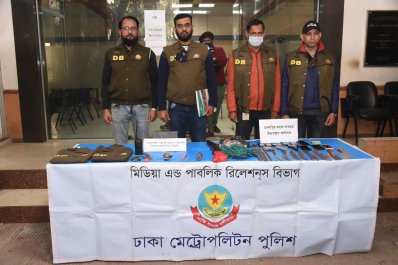 পুলিশি সরঞ্জামসহ নকল ডিবি দলকে ধরলো আসল ডিবি