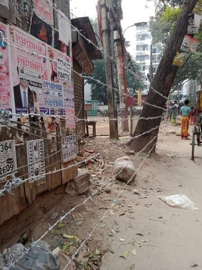 কলাবাগান তেঁতুলতলা মাঠে পুলিশের তারকাঁটার বেড়া