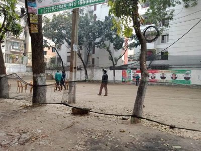 কলাবাগান তেঁতুলতলা মাঠে পুলিশের তারকাঁটার বেড়া