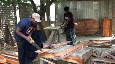 সকাল থেকে রাত অবধি কর্মমুখর থাকে পুরো গ্রাম