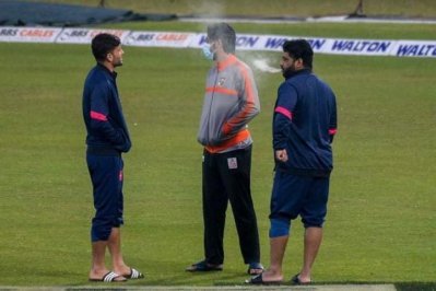 ড্রেসিংরুমের সামনে ধূমপান, শাহজাদকে টেনে নিয়ে গেলেন তামিম