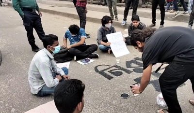 নিরাপদ সড়কের দাবিতে রামপুরায় শিক্ষার্থীদের অবস্থান কর্মসূচি পালিত