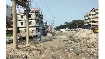 মহাসড়কের সাড়ে ৪০০ ফুট দৈর্ঘ্য এবং ৩০ ফুট প্রস্থের জায়গা দখল করা হয়েছে