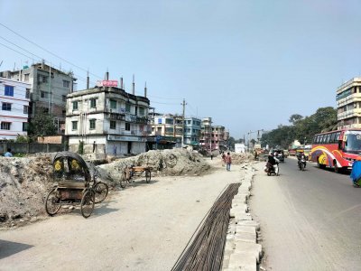 মহাসড়ক দখল করে শিশুপার্ক নির্মাণ