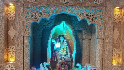 কফির কাপের পর এবার বাদামের খোসায় পূজামণ্ডপ