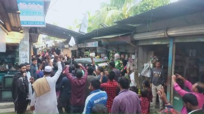 ভোটারদের দ্বারে দ্বারে যাচ্ছেন প্রার্থী ও সমর্থকরা